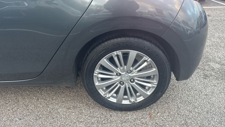 Peugeot 208 1.2 PureTech 82 Allure 5dr Petrol Hatchback